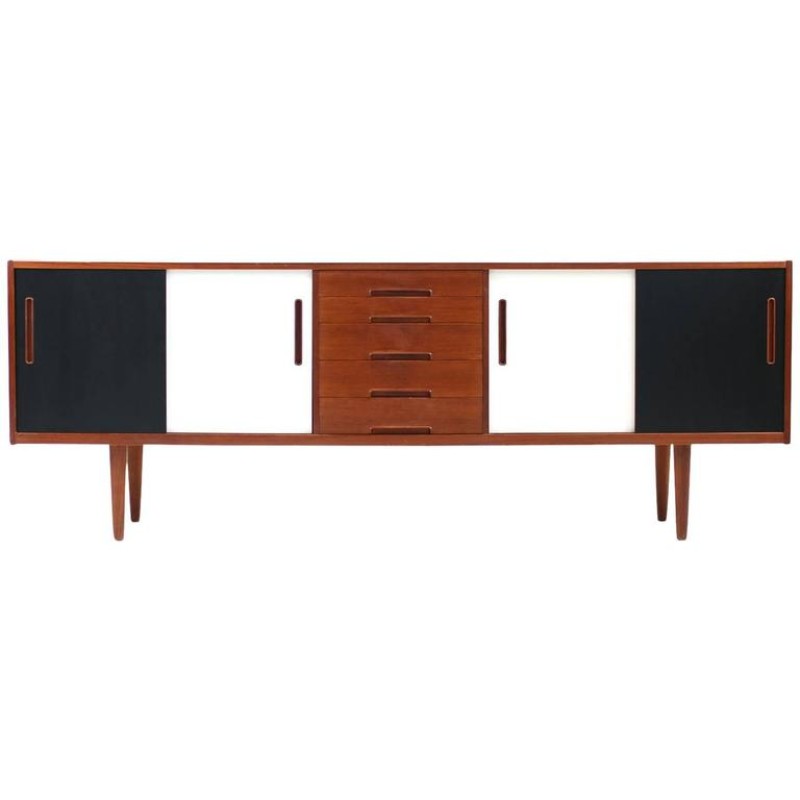 10 Beautiful Wood Cabinets and Buffets | www.bocadolobo.com #buffetsandcabinets #cabinetsandsideboards #buffets #cabinets #sideboards #wood #woodcabinets #woodsideboards #luxurybrands #luxury #luxurious #luxuryfurniture #exclusivedesign #interiordesign #productdesign #luxury